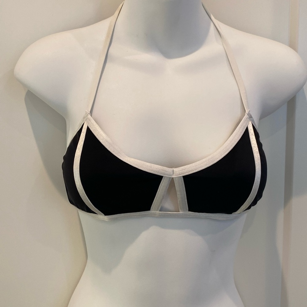 VICTORIA’S SECRET COLOR BLOCK BIKINI TOP BLACK AND WHITE SIZE S